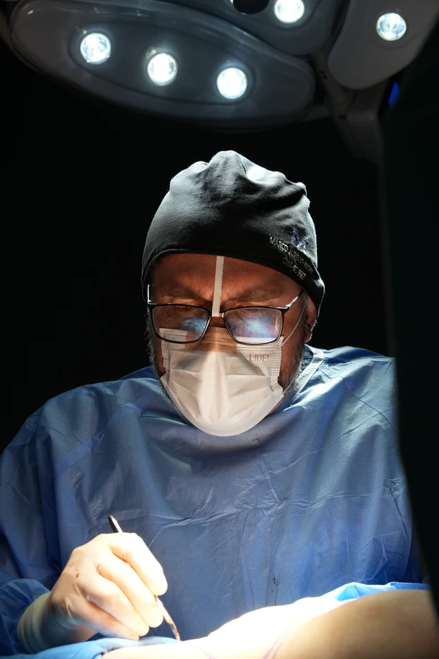 Dr. Marco Aurélio Becher concentrado durante sua rotina cirúrgica