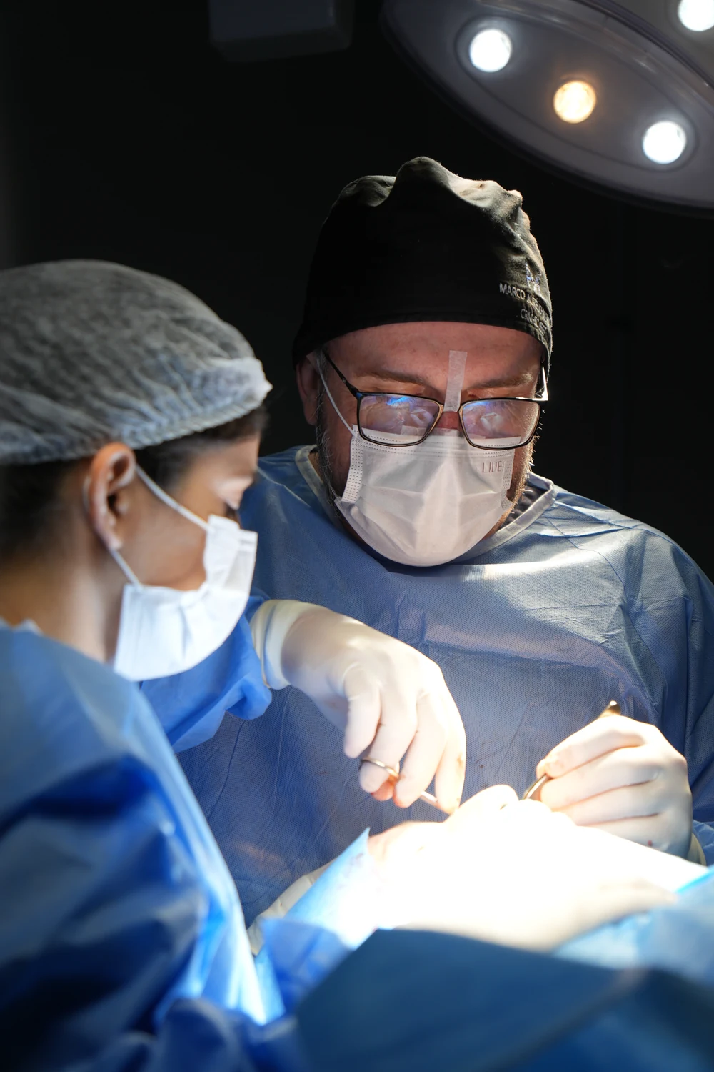 Dr. Marco Aurélio Becher realizando um procedimento com apoio da equipe