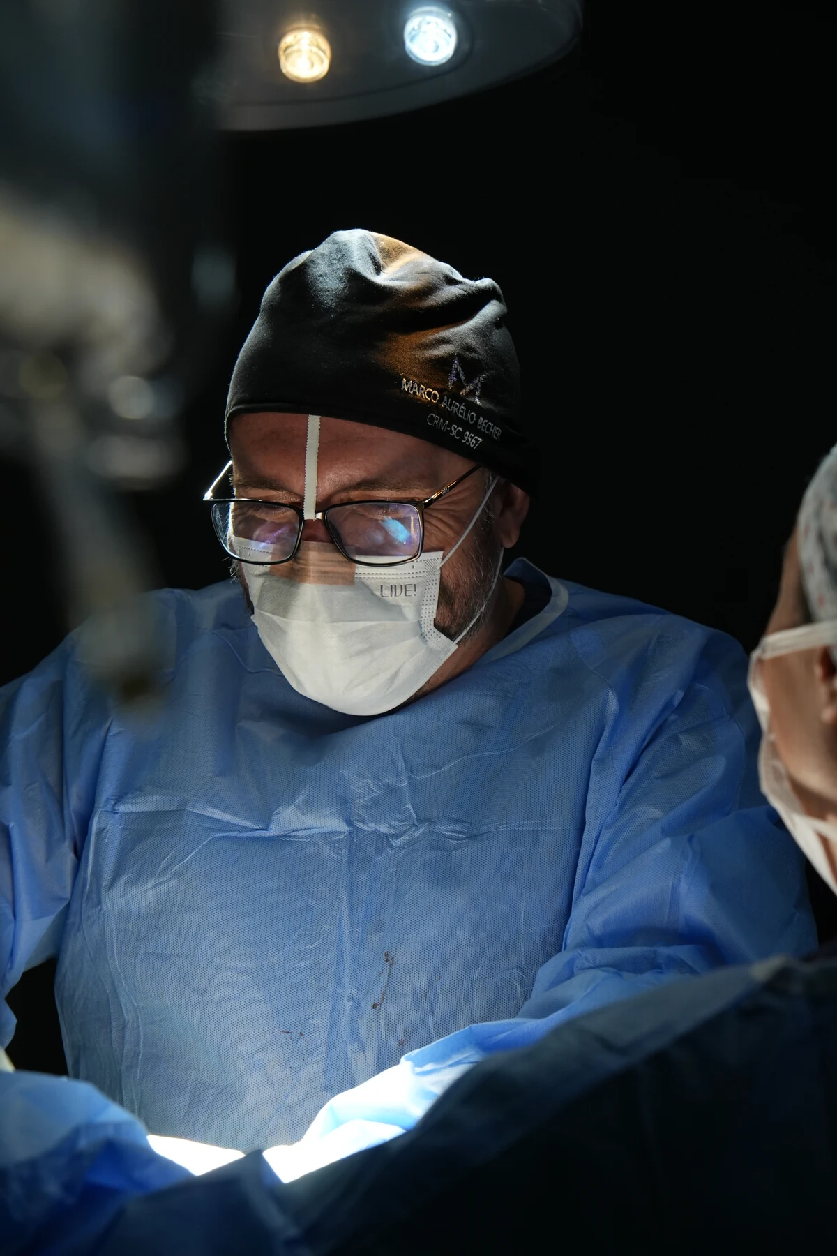 Dr. Marco Aurélio Becher visto de frente durante sua rotina cirúrgica